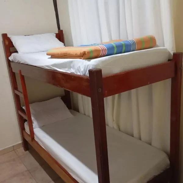 Apto suíte Triplo com Ar e Frigobar, hotel in Bonito