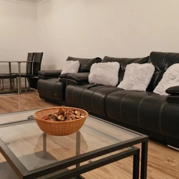 Spacious 3 bedroom with garden, hotel v destinaci West Thurrock