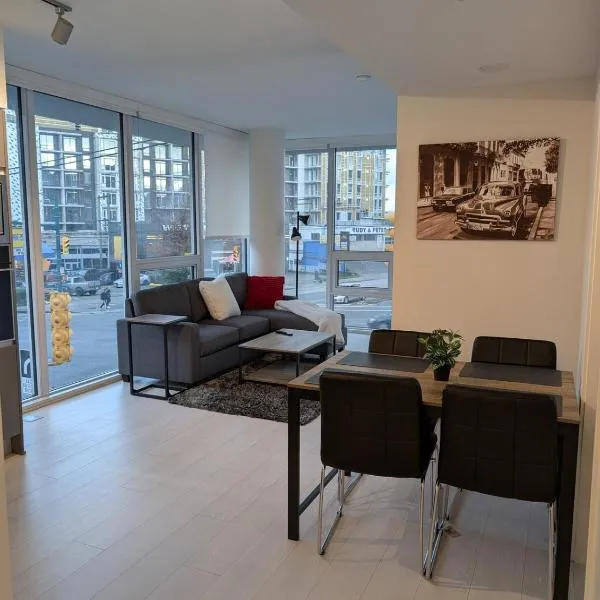 Modern 2 bedroom condo with AC in Olympic Village, hotel in Vancouver