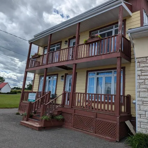 Les Appartements de Belle-Maman, hotel in Saint Francois De I'lle d'Orleans