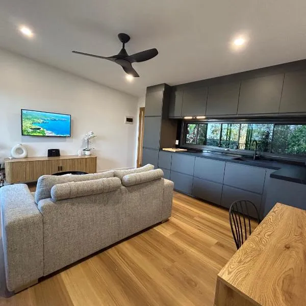 Our Treehouse near Mooloolaba, hotel en Buderim