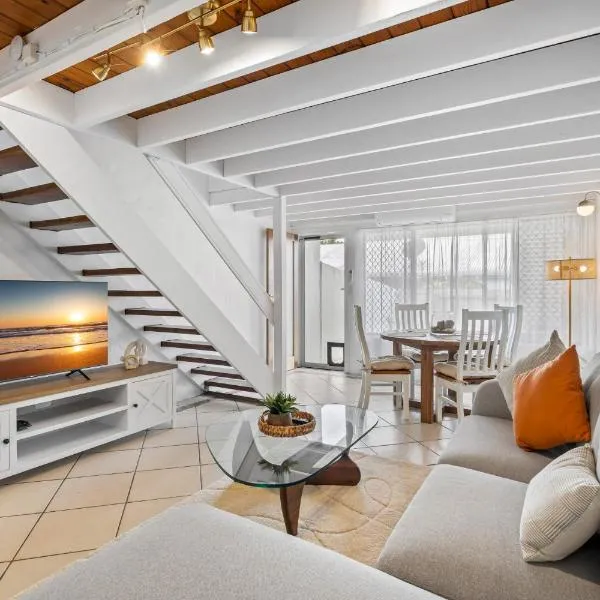 Chic 2-Bed Cabin-Style Home by Mooloolaba Beach，位于穆卢拉巴的酒店