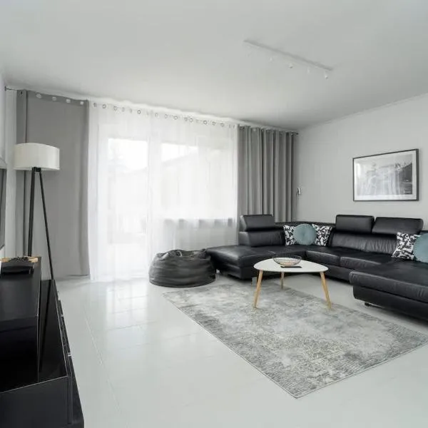 Spacious House with Balcony Ideal for Families by Noclegi Renters, hotel in Poznań