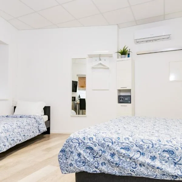 Private room #2 with King size & Single, ground floor, AC, 2min to RAB, hotel v destinaci Ramstein-Miesenbach