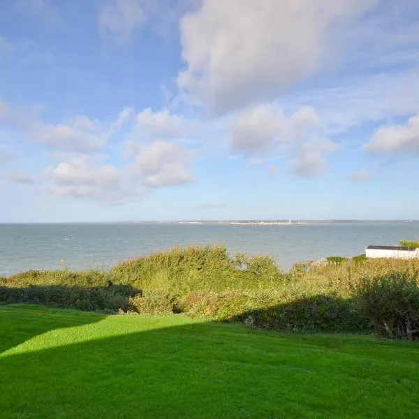 Brambles Farm Bungalow - Isle of Wight、フレッシュウォーターのホテル