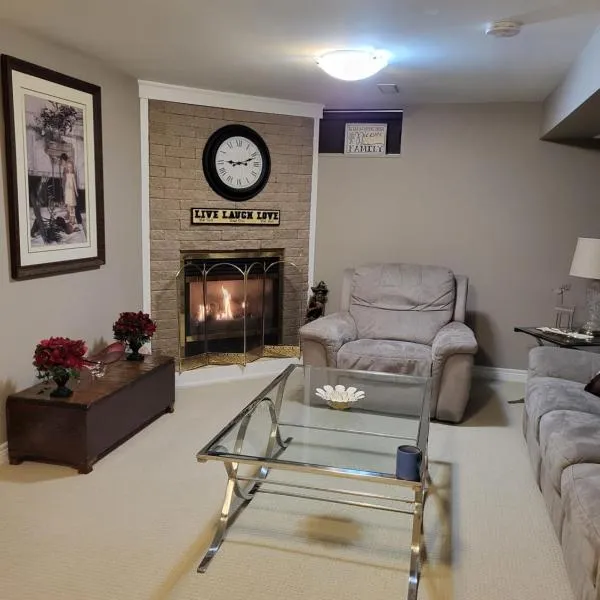 Cozy Suite with HOT TUB & Highspeed Internet, hotel v destinaci Grimsby
