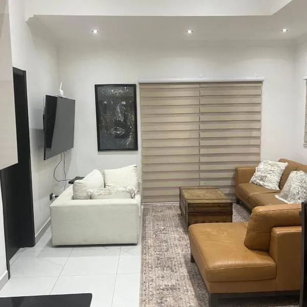 Luxury Modern 2 bed getaway Near Airport, hotel in Dzorwulu