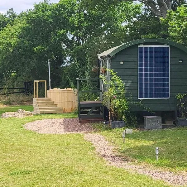 Cosy Off Grid Shepherds Hut with Wood Fired Hot Tub, hotel v destinaci Cheriton Bishop