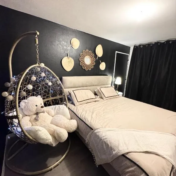 La suite bohème, 4 prs, avec terrasse, hotel v destinaci Vaulx-en-Velin