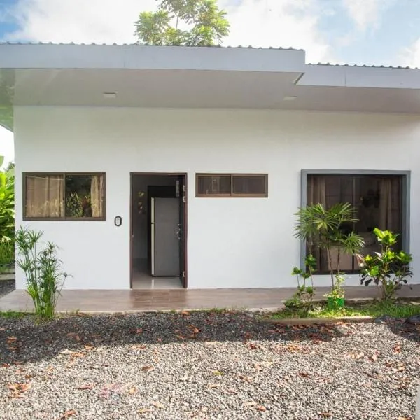 House in the heart of La Fortuna, hotel v destinaci Fortuna