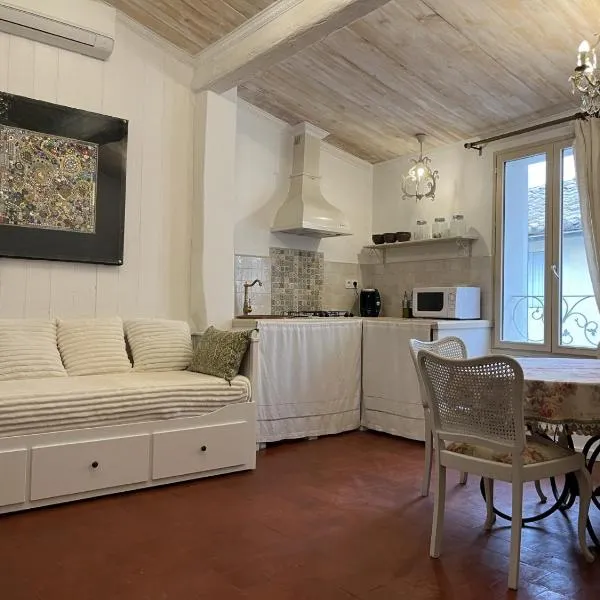 Charmant studio en centre-ville de L'Isle-sur-la-Sorgue, ξενοδοχείο στο LʼIsle-sur-la-Sorgue