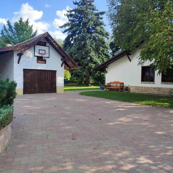 Lassu Tanya Vendégház, hotel v destinaci Nagykőrös