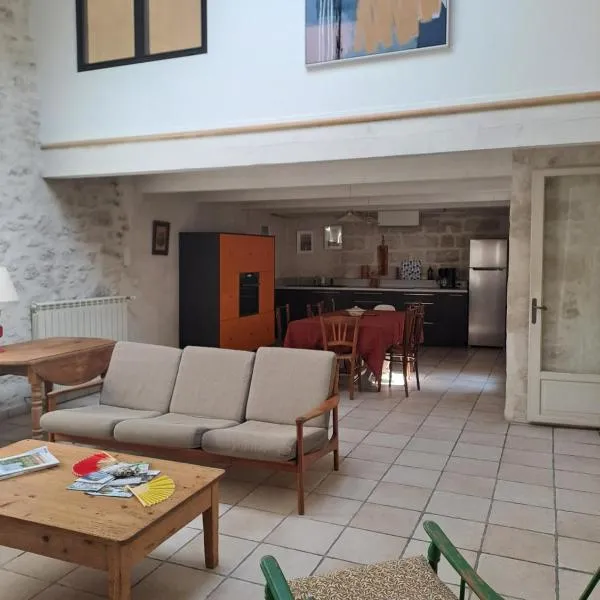 Loft avec patio Villeuve Avignon – hotel w mieście Villeneuve-lès-Avignon