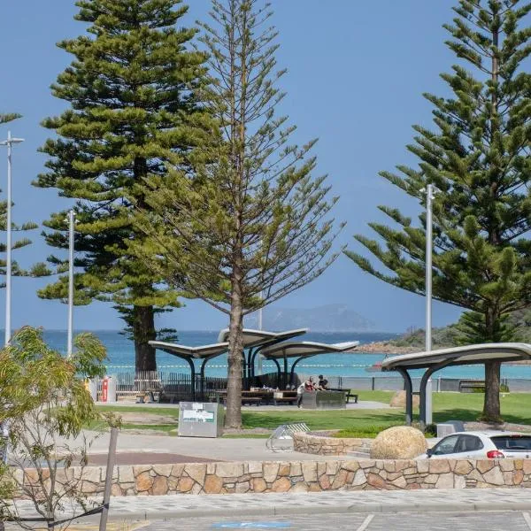 Midd's on the Beach - luxury beach front apartment, hotell i Albany