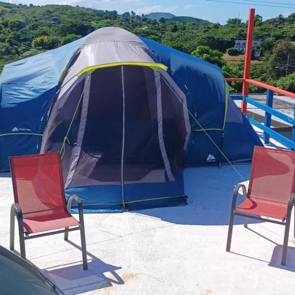 Rooster Run Glamping Camping has rooftop and off the ground Glamping experience for 1 to 16 in a single tent and views of The Rain Forrest and to Culebra across the Atlantic Ocean w Tents, Linens, Deluxe Air Beds, Warm Shower and More at a Great Price, hotel v destinaci Vieques