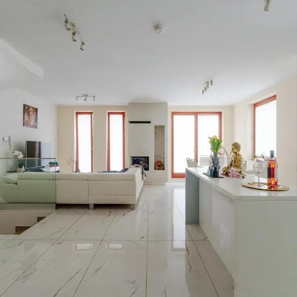 Exclusive townhouse Maciejki with garden and terrace near Warsaw, hotel v destinaci Nowa Wola