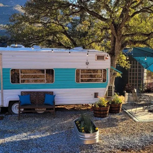 Cozy Farm Stay for Two, hotel in Three Rivers