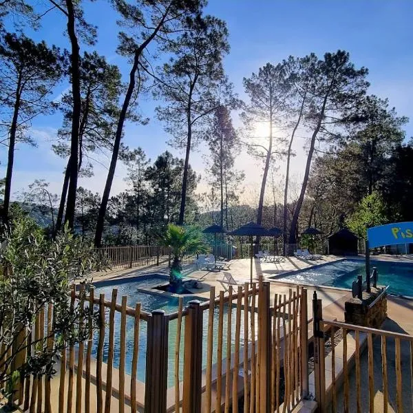 Village de Chalets, hotel a Joyeuse