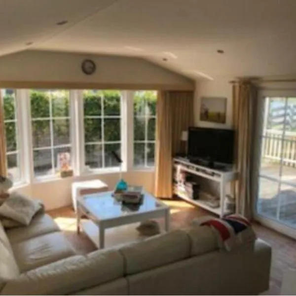 Water Chalet Grou nr 6 Recreationpark Yn'e Lijte evt met ligplaats boot, hotel v destinaci Grou