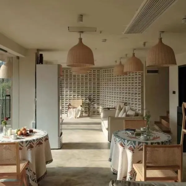 Starlight Naked Cliff View Hotel Xijiang Qianhu Miao Village Branch, hotel v destinaci Xijiang