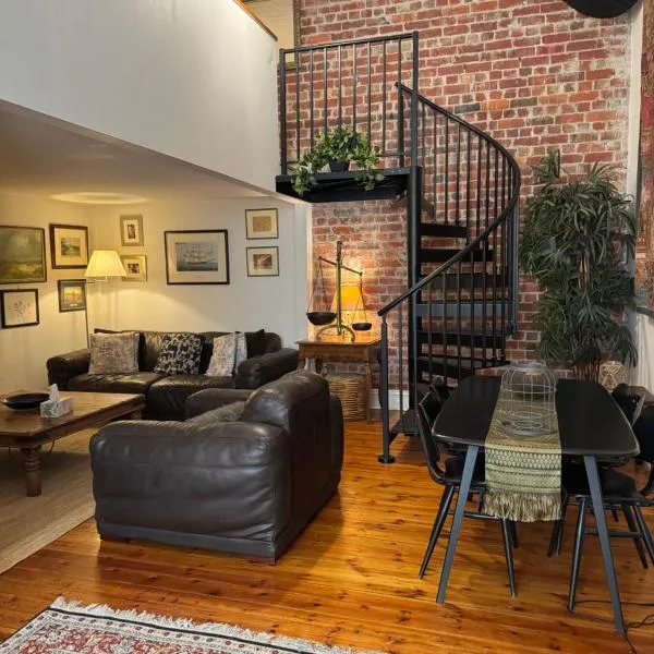 Luxury Mansion Loft by the Beach, hotel in Melbourne