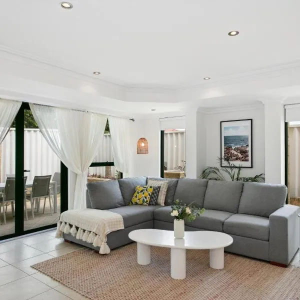 Entire Home Steps to Sorrento Beach, hotel in Perth