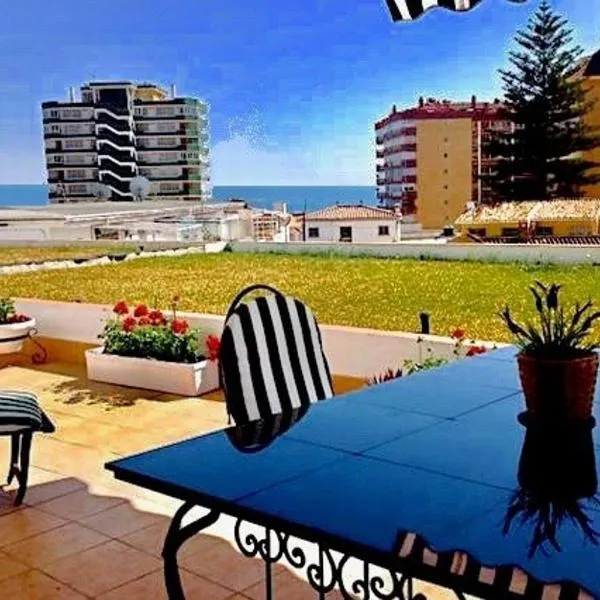 Sun-Drenched, Sea-View Apartment with Giant Patio!, hotel i Fuengirola