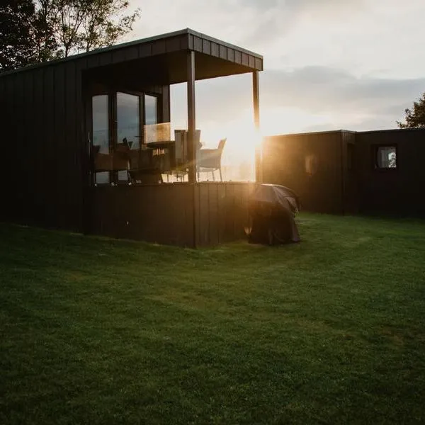 Luxury 1 bedroom Glamping Cabin with Hot Tub & BBQ, hotel v destinaci Ballyvoy