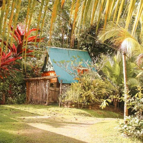 Rustic Cabin in Pavones surf brake, hotel v destinaci Pavones