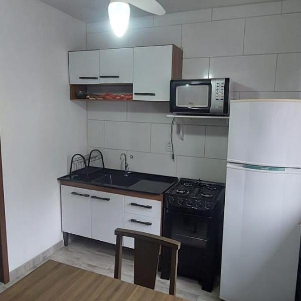 Perto da praia, tres suítes, cozinha, lavanderia e uma vaga de garagem coberta! - Foto 4
