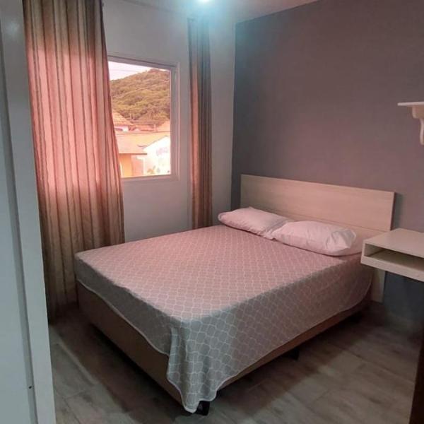 Perto da praia, tres suítes, cozinha, lavanderia e uma vaga de garagem coberta! - Foto 2