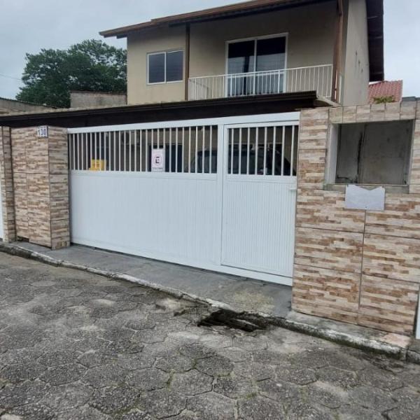 Perto da praia, tres suítes, cozinha, lavanderia e uma vaga de garagem coberta! - Foto 5