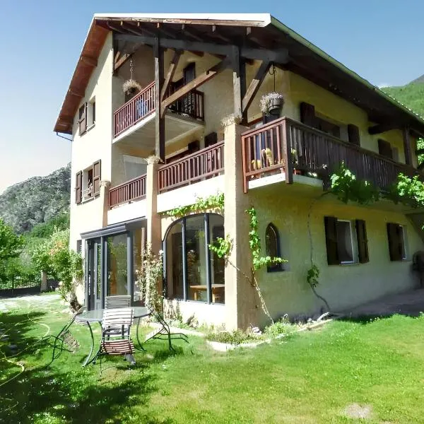 Appartement paisible à Saint-Crepin avec vue sur la montagne، فندق في Saint-Crépin