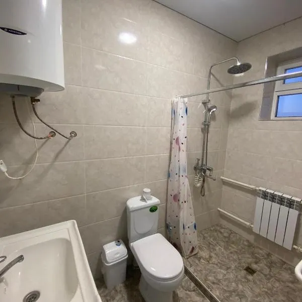 Ademi guest House, hotel v destinaci Karakol