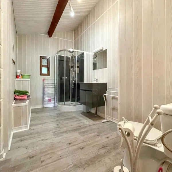 Piets-Plasence-Moustrou में, होटल Charmante maison de campagne avec jardin et barbecue