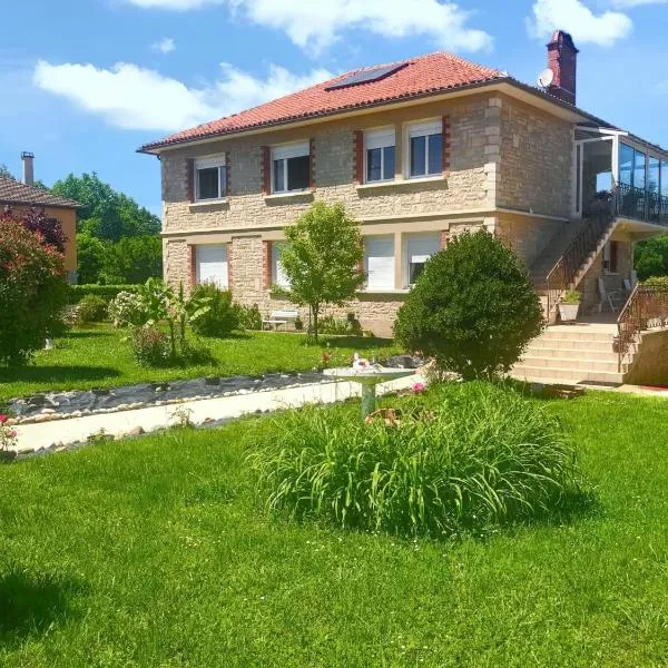 Appartement charmant à Toulonjac avec jardin et terrasse, 110 m², hotel v destinácii Toulonjac