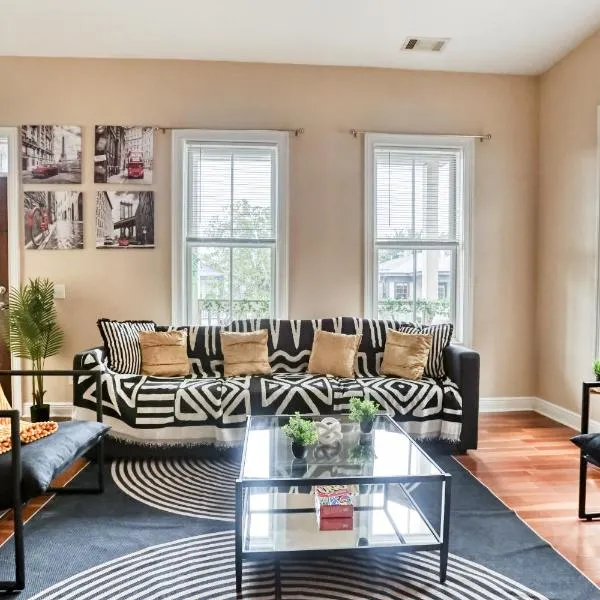 Monthly Stays! - 5 mins to DT, Forsyth & Starland - Mini Gym - Balcony - Parking, hotel v destinaci Savannah