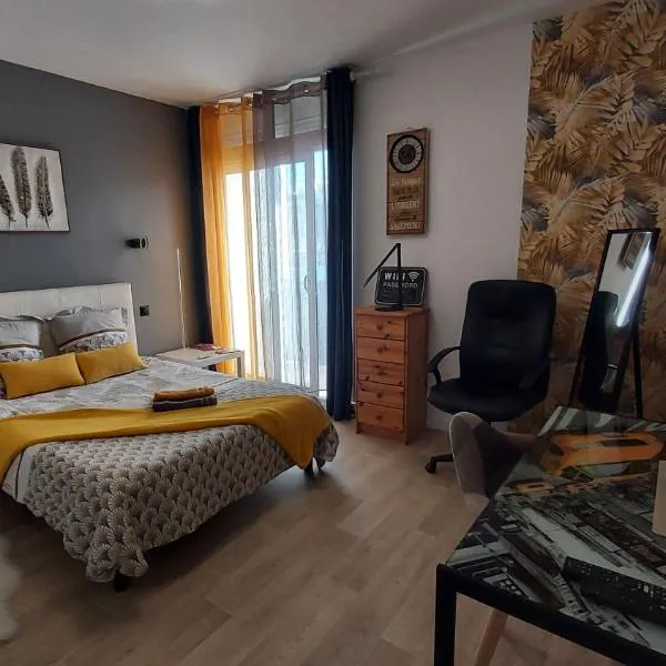 Chez LOLO CHAMBRE DOUBLE 14,60 M2, hotel in Pessac