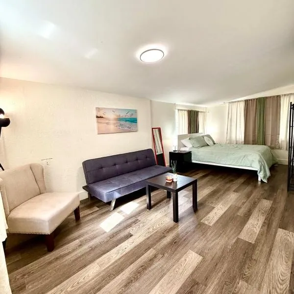 House of Hollywood - entire unit, centrally located, free parking, hotel v destinaci Lake Forest