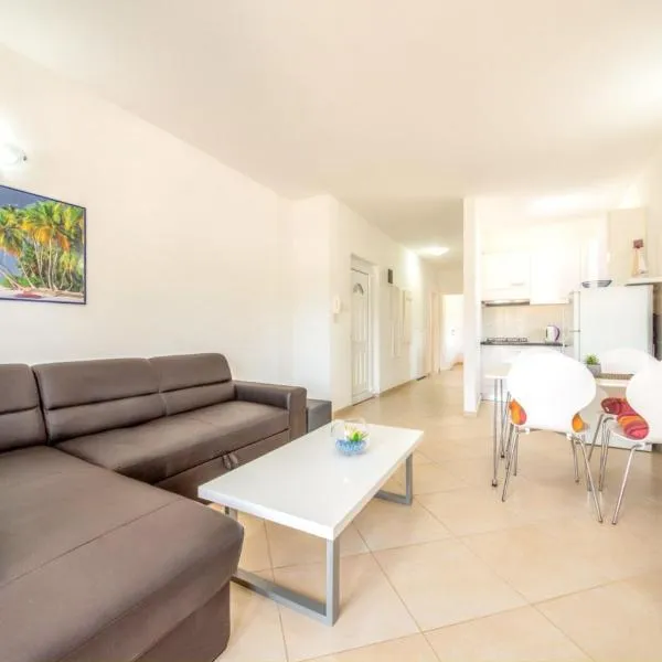 Comfy apartment in Vrsi with fenced garden, hotel in Vrsi