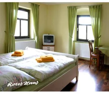 Pension Rotes Haus, hotel v destinaci Großenhain