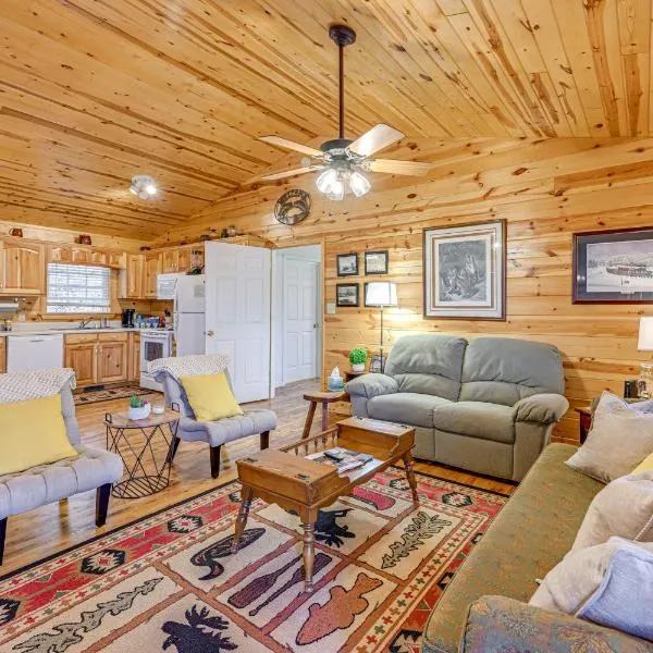 8 Mi to Chattooga River: Pet-Friendly Mtn Cabin, hotel in Clayton