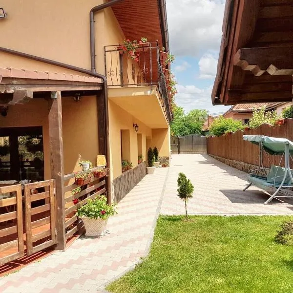 Charming House in Săcele with Garden View + BBQ, hotel a Săcele