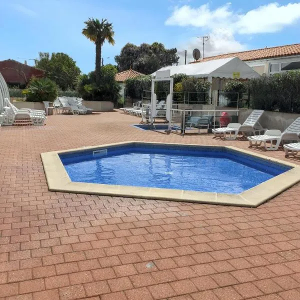 Maison ensoleillée à Saint-Pierre-d'Oléron avec piscine partagée – hotel w mieście Saint-Pierre-dʼOléron