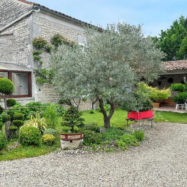 Maison de charme à Sigogne, proche de Cognac, barbecue inclus., hotel v destinácii Sigogne