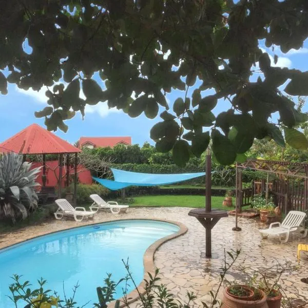 Bungalow idyllique à Trois-Rivières avec piscine partagée, hotel v destinaci Trois-Rivieres