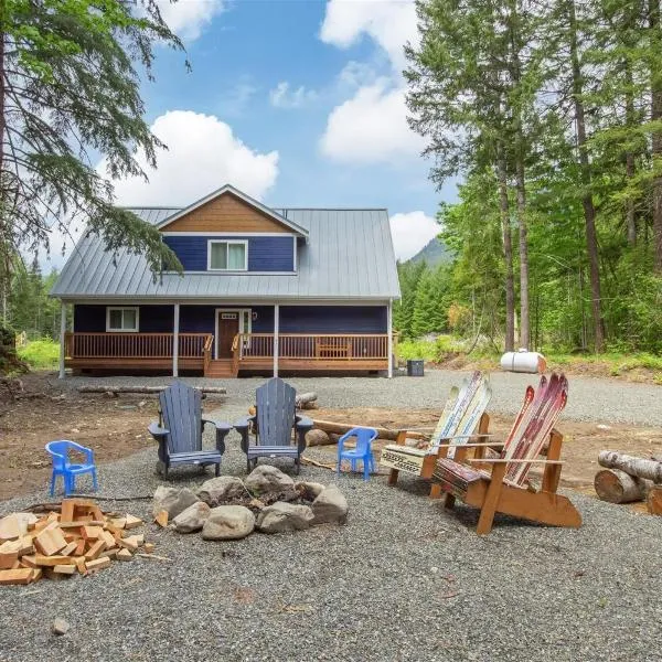 Timbers Edge | Quaint Oasis ~ Hot Tub ~ EV Charger, hotel in Packwood