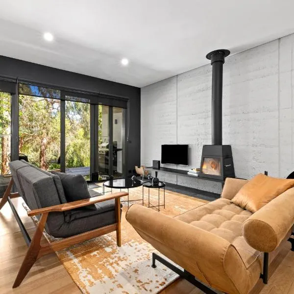 Romantic Lakefront Luxury - Spa Bath, Fireplace, King Bed, hótel í Daylesford