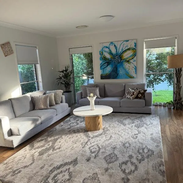 Tranquil Retreat - Your Own Room in a Peaceful Modern Shared House in Warner Lakes, hotel v destinaci Lawnton
