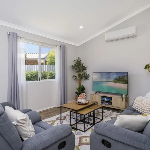 Bright and Spacious 2-Bed Thornlie Family Home, hotel in Perth